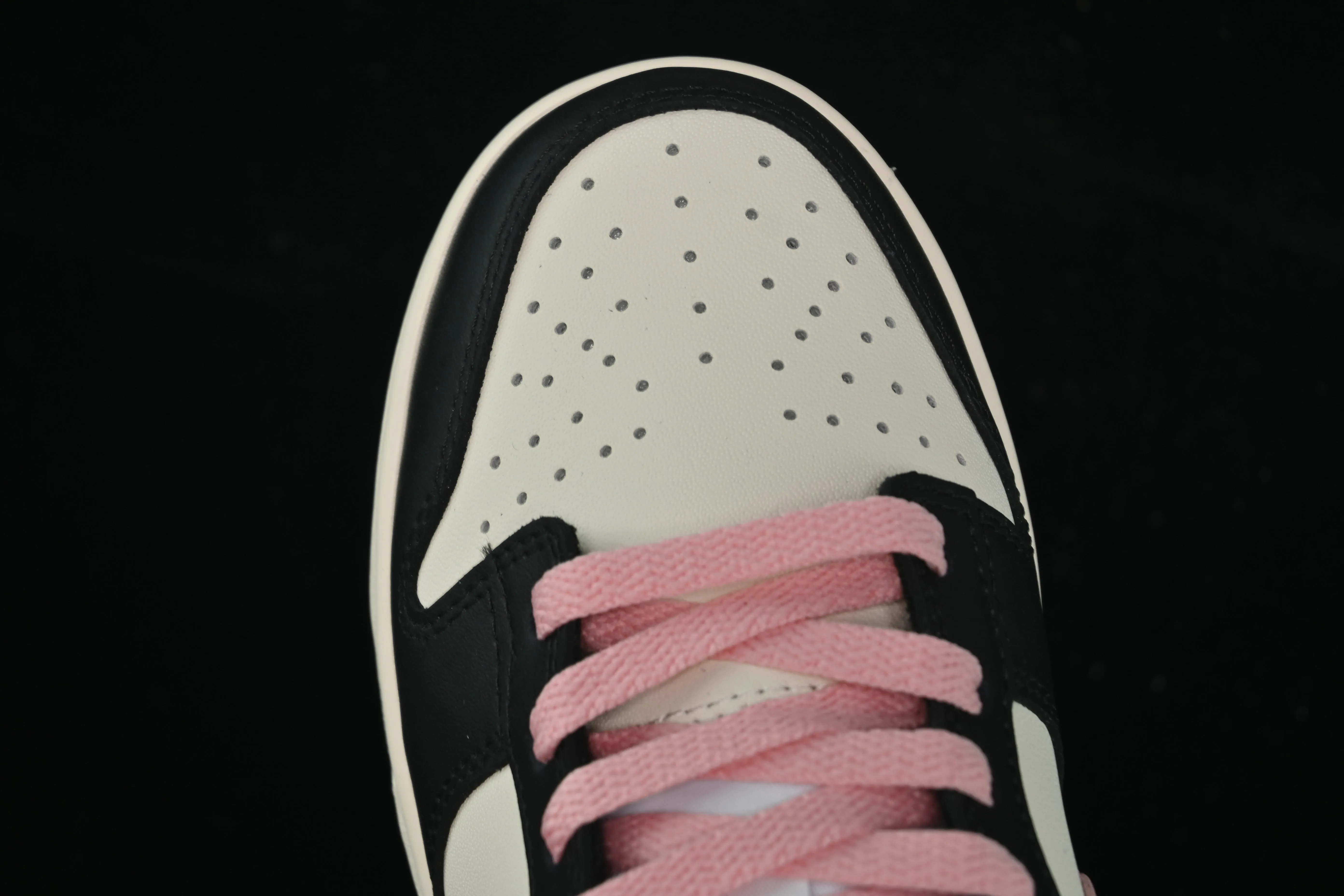 All Categories Nk SB Dunk Series Nk SB Dunk Low Low-top sneakers Nike SB Dunk Low White, black and pink color Low-top casual sneakers DD1391-100
